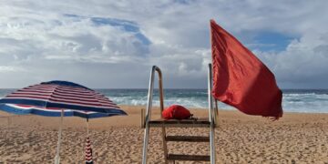 Ante las condiciones de oleaje que se han registrado durante los útimos días y que prevalecen en algunas playas del municipio, Jorge Alonso Meza Núñez, pide a la población que al acudir a estos espacios se verifique el color de las banderas que se encuentran colocadas y sean acatadas las recomendaciones de salvavidas.