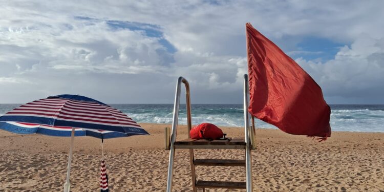 Ante las condiciones de oleaje que se han registrado durante los útimos días y que prevalecen en algunas playas del municipio, Jorge Alonso Meza Núñez, pide a la población que al acudir a estos espacios se verifique el color de las banderas que se encuentran colocadas y sean acatadas las recomendaciones de salvavidas.