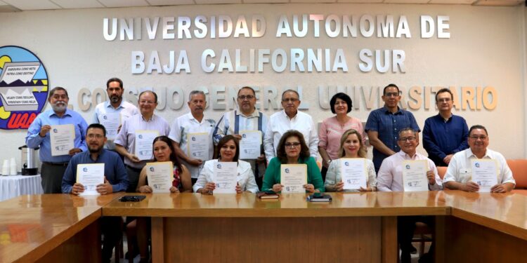 Continúa en la UABCS proceso de ratificación y entrega de nombramientos a personal directivo