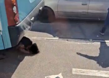 Trágico accidente en La Paz: Estudiante atropellada por camión urbano cerca de puente peatonal.