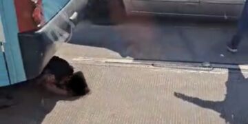 Trágico accidente en La Paz: Estudiante atropellada por camión urbano cerca de puente peatonal.