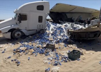 Frustra Guardia Nacional rapiña de cerveza en tráiler volcado en tramo Guerrero Negro-Vizcaíno