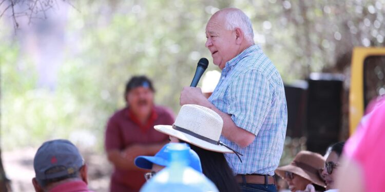 Gobernador Víctor Castro Cosio se compromete a solucionar problemas en la Sierra de San Miguel