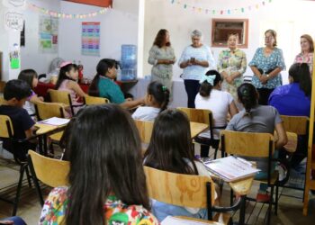 Aprenden niñas y niños de El Centenario inglés básico