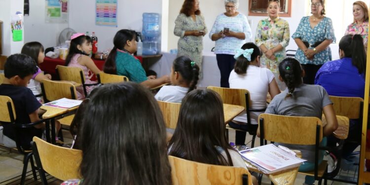 Aprenden niñas y niños de El Centenario inglés básico