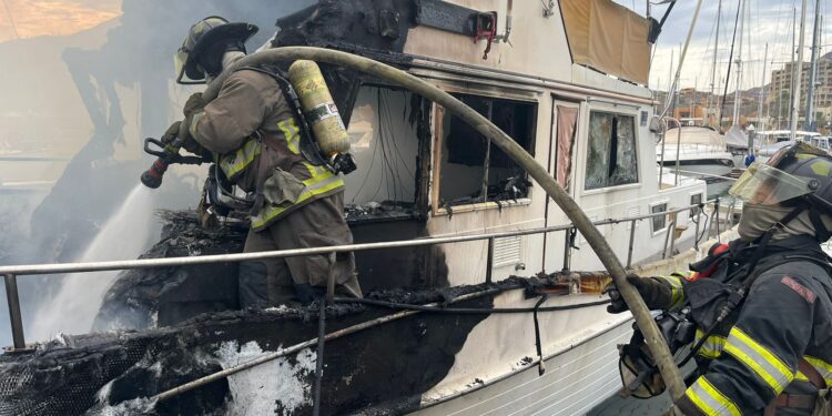 Atendieron Bomberos de La Paz, incendio de embarcaciones en Marina Costa Baja