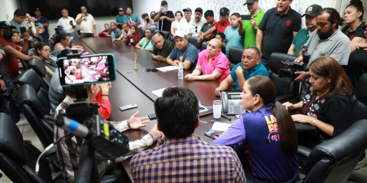 Atiende Presidenta Municipal a comerciantes de La Paz