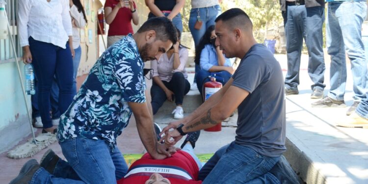 Capacitan como primer respondiente a personal de Primaria de El Pescadero