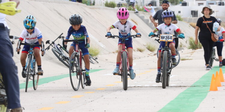 Celebran Carrera Ciclista Infantil en el Canalecón