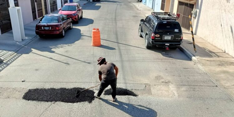 Continúa Servicios Públicos con bacheo en la ciudad y comunidades