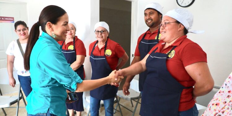 Entrega Alcaldesa de La Paz un horno panadero a productores de San Pedro&nbsp;