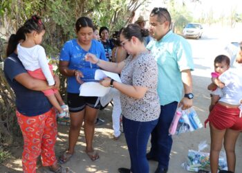 Entrega DIF La Paz apoyos en la comunidad de Los Planes