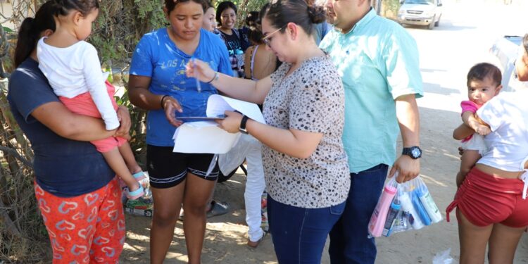 Entrega DIF La Paz apoyos en la comunidad de Los Planes