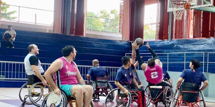 Exitosa exhibición de básquetbol sobre silla de ruedas en La Paz