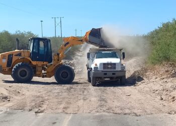 TRABAJA JEC EN PASO DAÑADO DEL ARROYO EL CIELO EN COMONDÚ