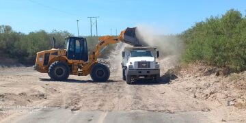 TRABAJA JEC EN PASO DAÑADO DEL ARROYO EL CIELO EN COMONDÚ