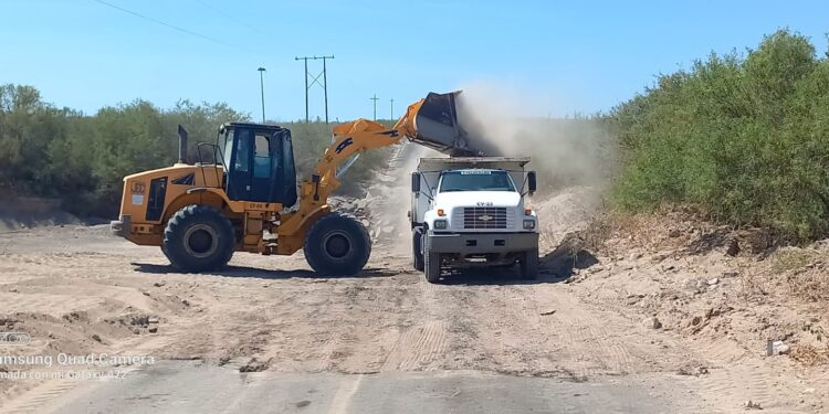 TRABAJA JEC EN PASO DAÑADO DEL ARROYO EL CIELO EN COMONDÚ