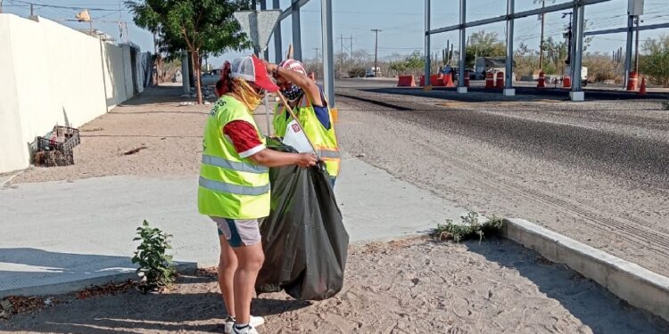 Inician trabajos de limpieza en accesos de la carretera al Sur de la ciudad de La Paz