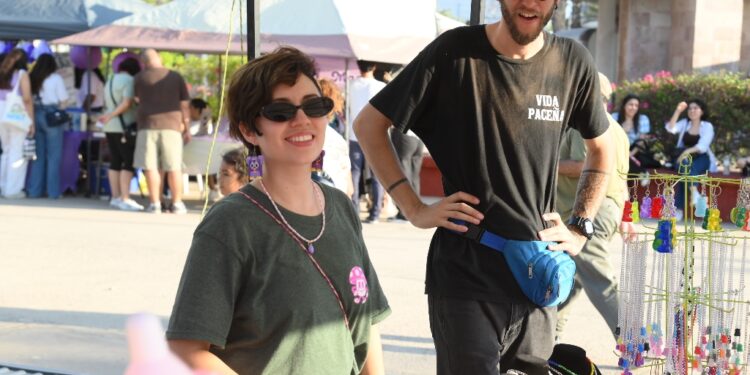 Participan más de 30 jóvenes emprendedores en el Mercadito Juvenil