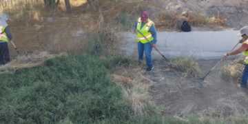 Realiza Servicios Públicos limpieza del canal de desagüe de Fidepaz