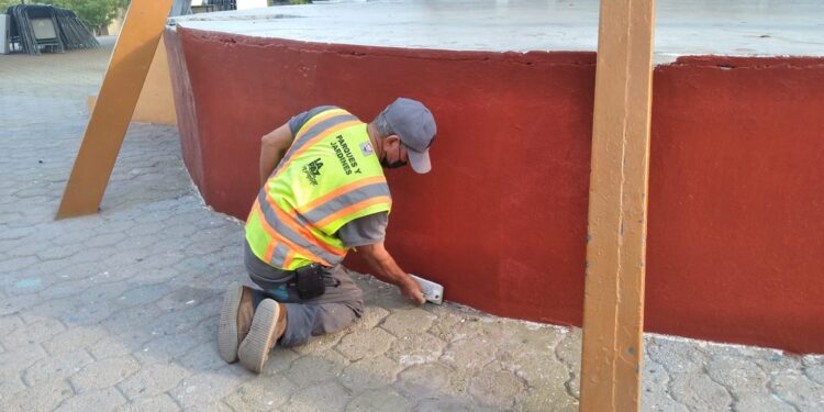 Realiza Servicios Públicos limpieza y pintura en la Plaza Gobernadores
