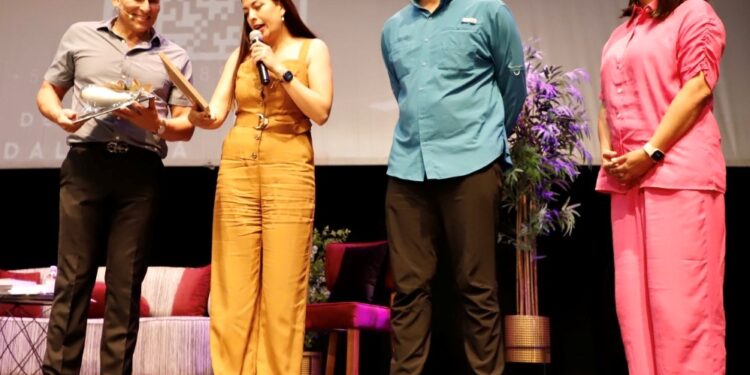 Recibe DIF Municipal La Paz donación de la conferencia “Cómo tratar con gente difícil”