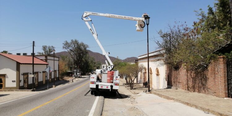 Rehabilitan e instalan luminarias en El Triunfo y Alfredo V. Bonfil