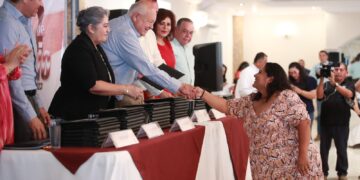 RECONOCE GOBIERNO DEL ESTADO A TRABAJADORES DE APOYO Y ASISTENCIA ALA EDUCACIÓN POR AÑOS DE SERVICIO