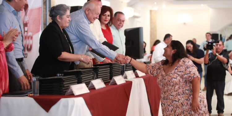 RECONOCE GOBIERNO DEL ESTADO A TRABAJADORES DE APOYO Y ASISTENCIA ALA EDUCACIÓN POR AÑOS DE SERVICIO