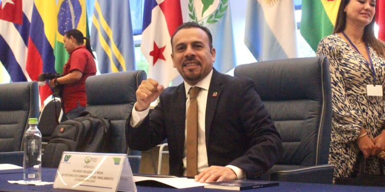 Celebra Ricardo Velázquez reducción de la jornada laboral en Colombia; insistirá para que también sea realidad en México&nbsp;