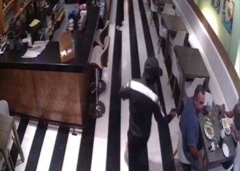 Hombres encapuchados y armados asaltan cafetería en Plaza de Los Cabos