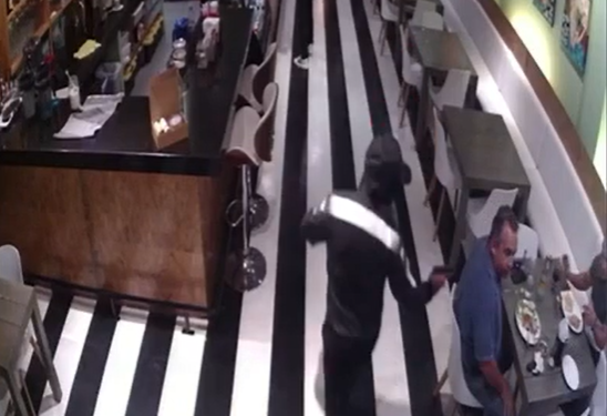 Hombres encapuchados y armados asaltan cafetería en Plaza de Los Cabos