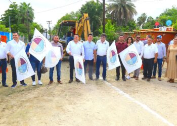 En gira de trabajo por la delegación de Miraflores, el alcalde de Los Cabos Oscar Leggs Castro, tuvo a bien encabezar el banderazo para el inicio de los trabajos de eliminación del cárcamo de rebombeo en esta comunidad