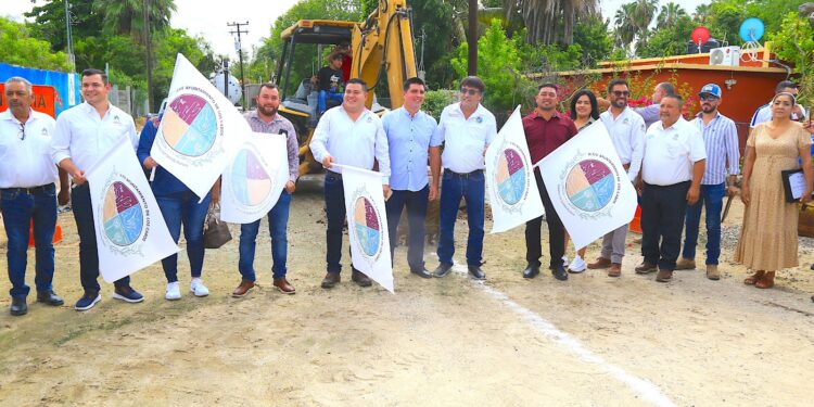 En gira de trabajo por la delegación de Miraflores, el alcalde de Los Cabos Oscar Leggs Castro, tuvo a bien encabezar el banderazo para el inicio de los trabajos de eliminación del cárcamo de rebombeo en esta comunidad