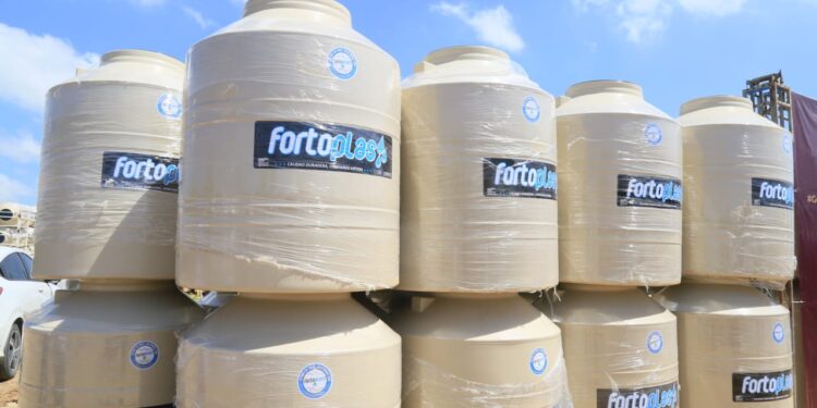 El alcalde de Los Cabos Oscar Leggs Castro sigue fortaleciendo el ejercicio institucional con resultados auténticos para las familias más necesitadas, muestra de ello es la entrega de 150 tinacos