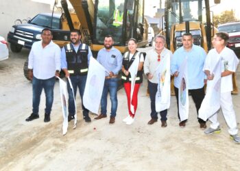 Se realizó el banderazo de inicio de la obra de pavimentación integral con concreto hidráulico en la calle Girasol de la colonia Jacarandas en Cabo San Lucas.