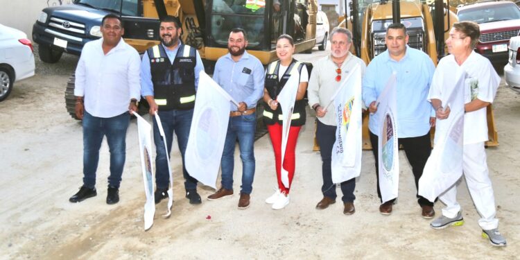 Se realizó el banderazo de inicio de la obra de pavimentación integral con concreto hidráulico en la calle Girasol de la colonia Jacarandas en Cabo San Lucas.