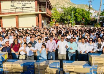 El presidente municipal de Los Cabos Oscar Leggs Castro estuvo presente en el inicio del Ciclo Escolar 2023-2024 con la entrega de 15 aires acondicionados de 2 toneladas a la escuela secundaria Moisés Saenz Garza de Cabo San Lucas