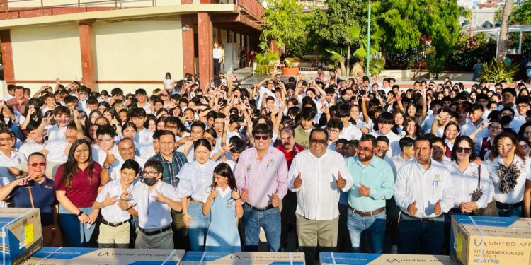 El presidente municipal de Los Cabos Oscar Leggs Castro estuvo presente en el inicio del Ciclo Escolar 2023-2024 con la entrega de 15 aires acondicionados de 2 toneladas a la escuela secundaria Moisés Saenz Garza de Cabo San Lucas