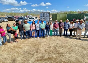 Ante habitantes de la subdelegación de Toro Muerto y de comunidades aledañas a San José del Cabo, el alcalde Oscar Leggs Castro, acompañado de la diputada Eda María Palacios Márquez, así como de personas servidoras públicas del XIV Ayuntamiento de Los Cabos, encabezó una jornada médico-social como parte de sus compromisos con las familias de la zona rural del municipio