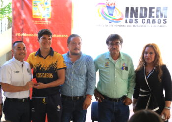 Hacen entrega de becas deportivas a atletas destacados en el municipio, evento que se desarrolló en el patio cultural Pablo L. Martínez, dentro del Palacio Municipal en San José del Cabo.