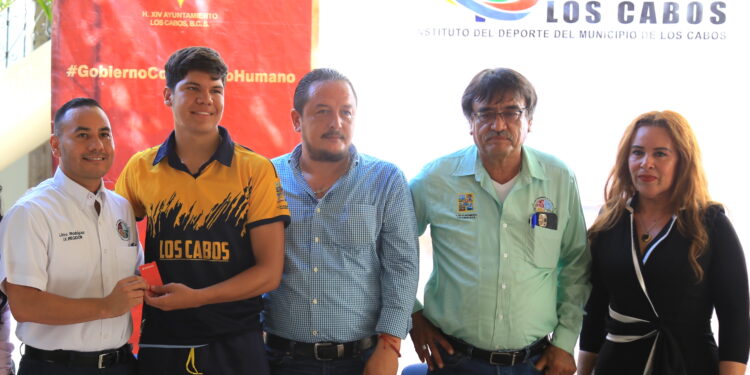 Hacen entrega de becas deportivas a atletas destacados en el municipio, evento que se desarrolló en el patio cultural Pablo L. Martínez, dentro del Palacio Municipal en San José del Cabo.