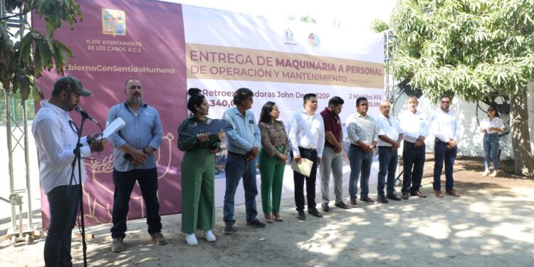 Se hizo entrega de las llaves de 2 nuevas retroexcavadoras John Deere 320P equipadas con martillos KF6, con una inversión total de $4 millones 865 mil pesos derivado del pago oportuno del servicio de agua potable.