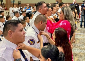 El presidente municipal de Los Cabos Oscar Leggs Castro hizo entrega de constancias a 11 cadetes graduados de la 4ta Generación del Departamento de Bomberos de San José del Cabo