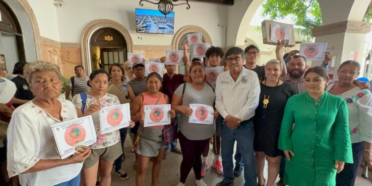 El alcalde de Los Cabos Oscar Leggs Castro tuvo a bien hacer entrega de apoyos sociales en San José del Cabo