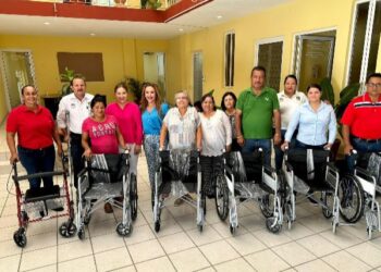 Flora Aguilar de Leggs llevó a cabo la entrega de 8 sillas de rueda y una andadera a personas con discapacidad