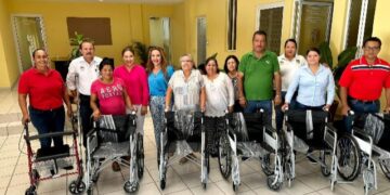 Flora Aguilar de Leggs llevó a cabo la entrega de 8 sillas de rueda y una andadera a personas con discapacidad