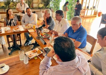 Por segundo día consecutivo, el alcalde Oscar Leggs Castro atendió al Grupo Madrugadores, el miércoles cuando la reunión fue con el capítulo Los Cabos y hoy el encuentro con los miembros pertenecientes a Cabo San Lucas