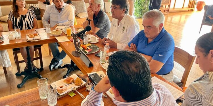 Por segundo día consecutivo, el alcalde Oscar Leggs Castro atendió al Grupo Madrugadores, el miércoles cuando la reunión fue con el capítulo Los Cabos y hoy el encuentro con los miembros pertenecientes a Cabo San Lucas