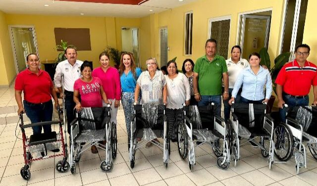 Flora Aguilar de Leggs llevó a cabo la entrega de 8 sillas de rueda y una andadera a personas con discapacidad